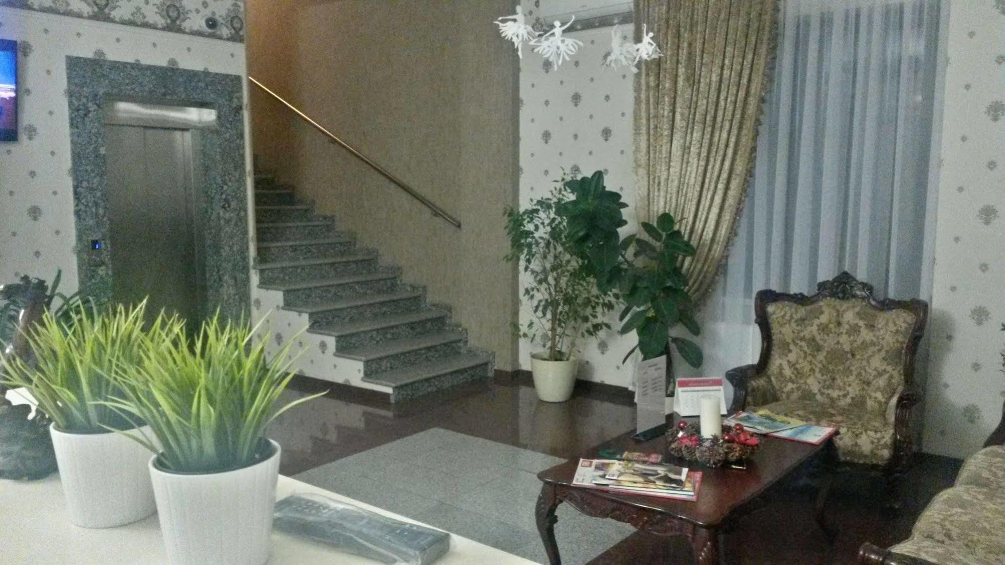 Avrora Hotel Krasnodar Bagian luar foto