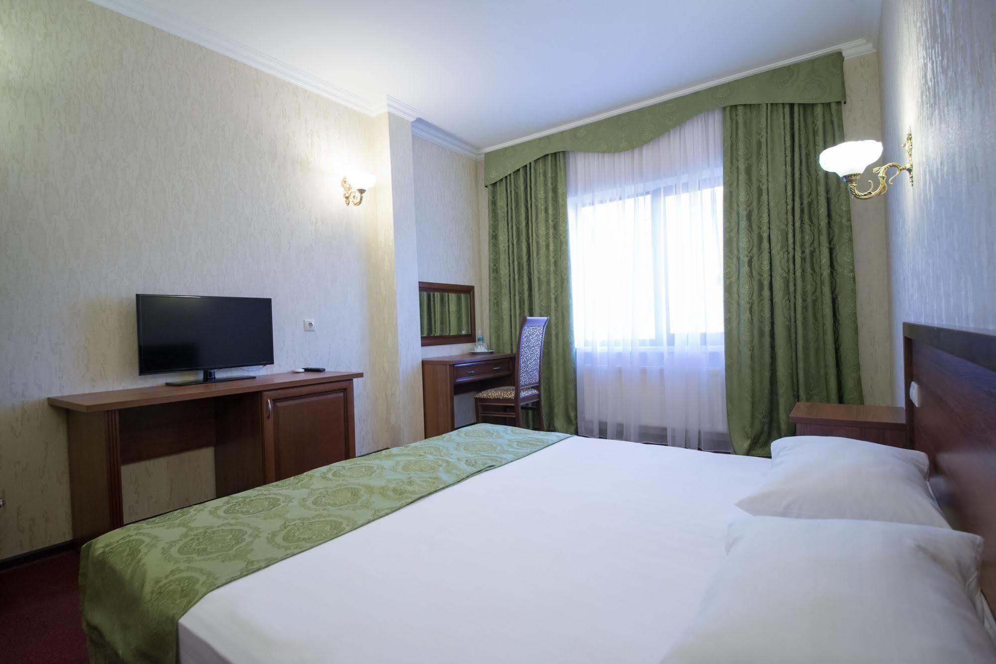 Avrora Hotel Krasnodar Bagian luar foto